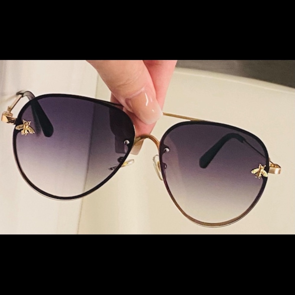 Beautiful Round Metal Sunglasses w/ Gradient Purple lenses.
